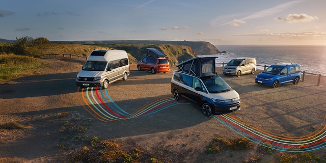 Volkwagen Nutzfahrzeuge California Modelle auf einer Klippe vor dem Meer