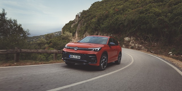 Der neue VW Tiguan 2024 in rot fahrend auf einer Bergstraße