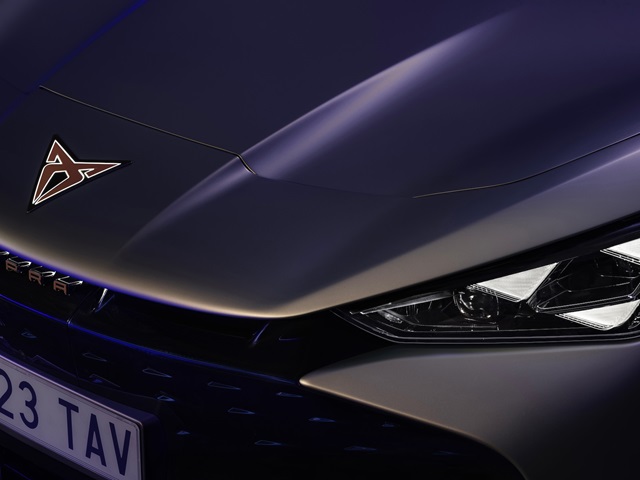 Der neue, vollelektrische CUPRA Tavascan – Detailaufnahme der Front mit Logo und Scheinwerfer